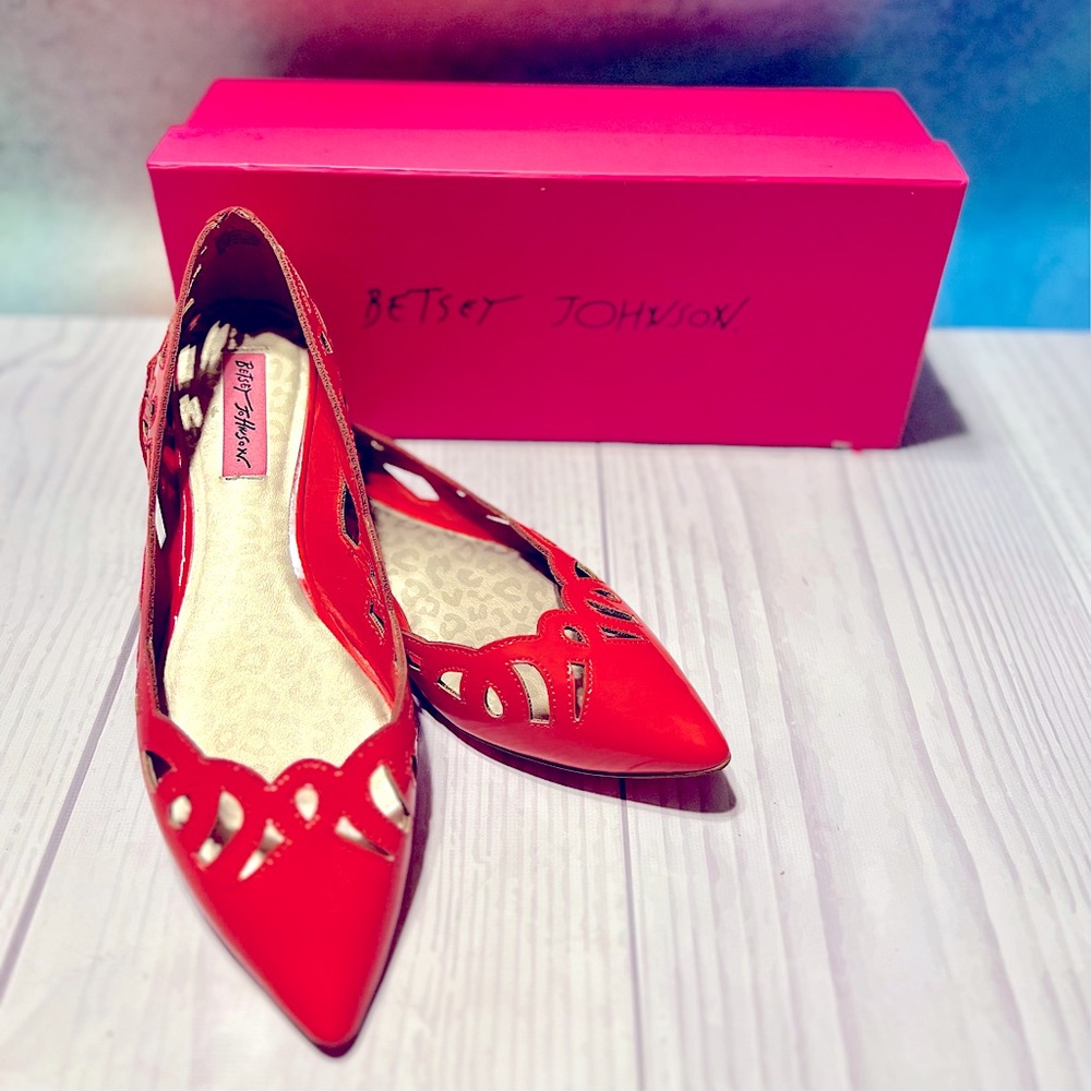 Betsey Johnson Emmi Coral Patent Leather Flats - Size 8 - Like New Condition!
